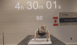 「一邊做棒式一邊看電影」58歲阿嬤以4小時30分打破金氏世界紀錄