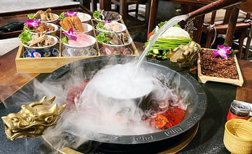 蔡記隆府龍頭寺老灶火鍋-中山總店│沉浸式霸氣金龍宮廷火鍋宴！演藝圈私藏的重慶老灶魂！台北必吃正宗重慶麻辣火鍋│台北麻辣鍋推薦