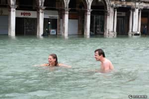 汪洋一片！威尼斯民眾淡定迎大水