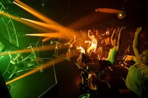 夜店？錯！櫻花妹摸黑健身去