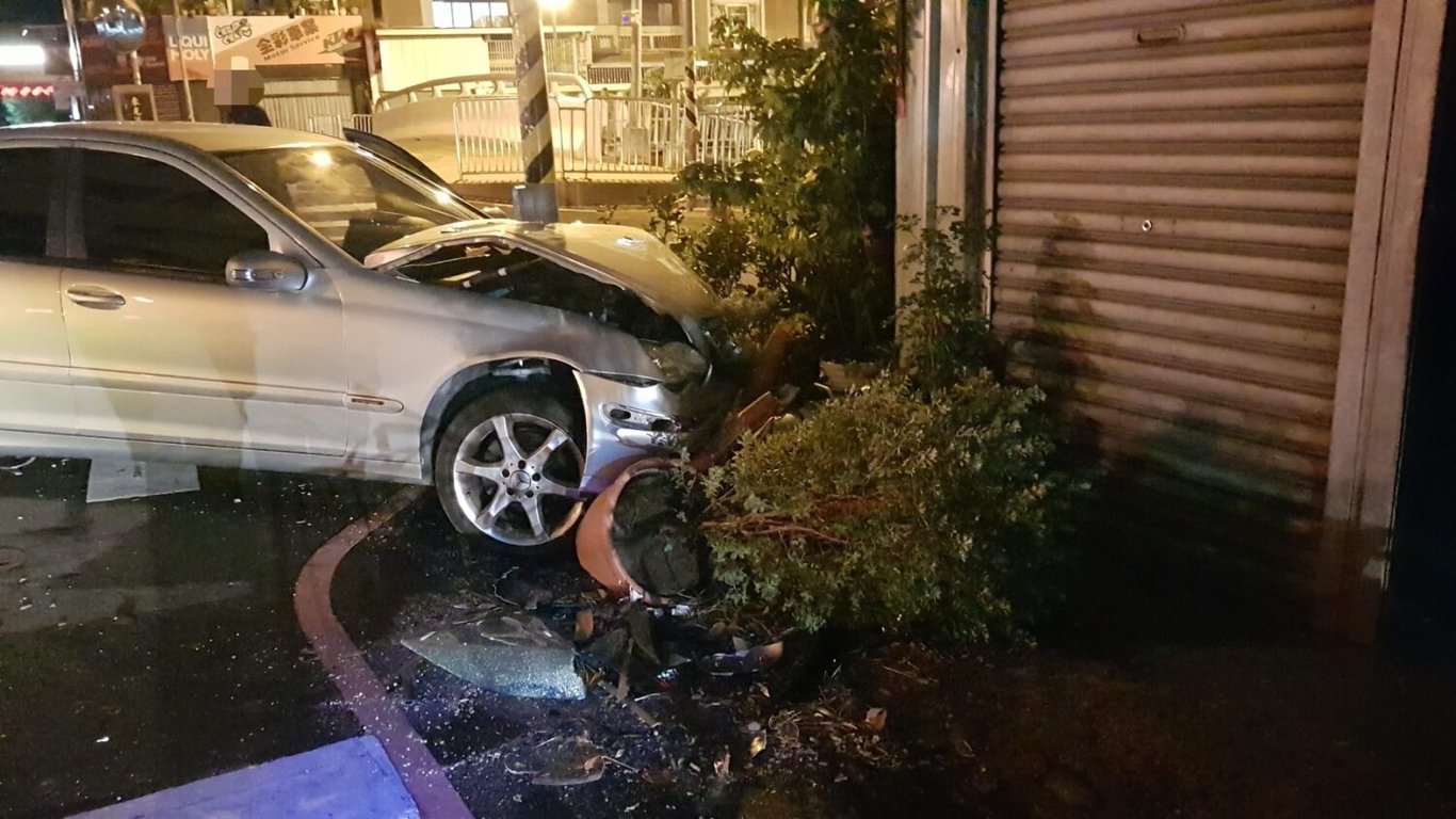 北屯區深夜驚傳車禍意外       造成二名駕駛皆受傷掛彩