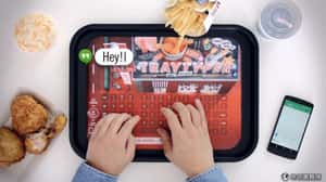 吃炸雞手油膩膩不方便玩手機？肯德基提出好辦法！