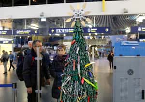 受不了大家狂帶違禁品  立陶宛機場只好做出這棵聖誕樹