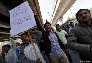 印度民眾放火抗議 要求當低階種姓人