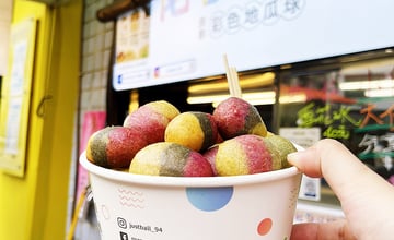 全台首創蔬果彩色地瓜球【阿部玖肆彩色地瓜球｜蘆洲店】成功國小正對面，彩色ＱＱ球有如開盲盒，再送限量御守吊飾│蘆洲小吃推薦