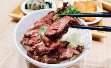 北大特區美食推薦【肉享家 Niku Bliss】設計超犯規+溢肉滿滿的丼飯店，肉享日免費加量不加價，店內小菜、飲料無限喝│三峽美食推薦(北大特區)