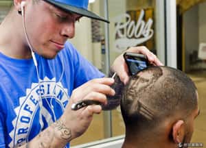 把頭當畫布 美國理髮師在頭上「剃」出足球員
