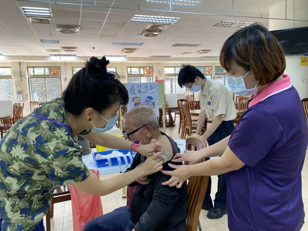 彰化榮家住民及員工接種流感疫苗   提升群體免疫力抵禦秋冬疫情