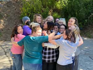 「我們擁抱彼此的悲傷」 失去母親的女兒們建立社群承接傷痛