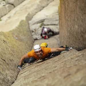 「對命運比中指」成功征服百尺火山岩，英國盲眼攀岩家創下紀錄