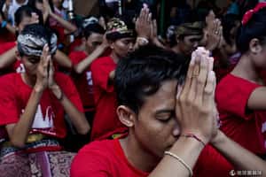 一吻定情！   印尼峇里島的年度親親節