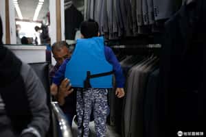 【歡迎來看的地球 24小時】09/10 在訂製服店試穿救生衣