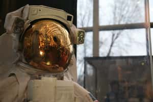  為何太空裝有白色有橘色？原來是這些考量