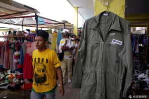 生活拮据！委內瑞拉石油工賣制服換食物