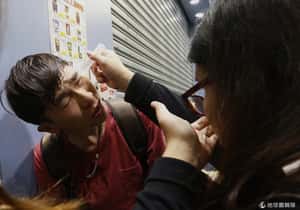 空氣全是胡椒噴霧    港警清除旺角街區爆衝突