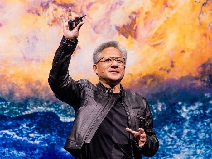 輝達執行長黃仁勳將赴韓 HBM與AI晶片成外交與商業焦點