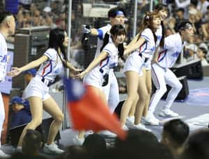 從髮香區文化到李多慧旋風　啦啦隊如何從配角變成台灣棒球的續命充電線