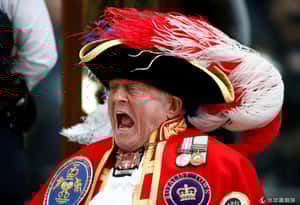 「注意！注意！」負責宣告英國王室消息的(非官方)公告員