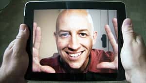 把平板戴頭上  讓「人體Uber」幫你生活吧！