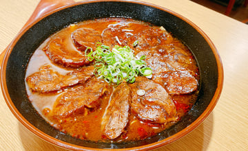 桃園牛肉麵推薦《集英會牛肉麵-武陵店》使用高品質牛腱心軟嫩帶膠質，必點涼拌魚皮，六種湯頭各有特色，宮廷麻辣牛肉麵一絕，適合愛吃牛肉麵的老饕│桃園美食推薦