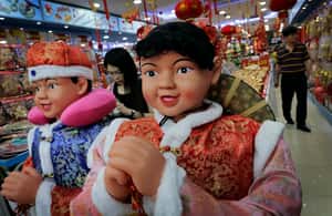 「欠債不要欠過年」   新加坡惡搞歌要中國還裝甲車