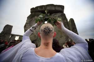 冬至朝陽看運勢  英國德魯依教圍著巨石迎冬日