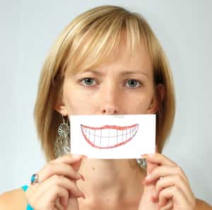 偽裝真實情緒傷害大，研究指服務業容易染上酗酒習慣