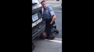  「我不能呼吸了」黑人遭白人警察膝蓋壓頸致死  引爆全美輿論沸騰