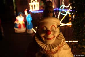 聖誕樹不夠看  英國電氣工把自家變身聖誕燈樂園