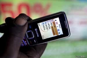 傳統手機發簡訊就能轉帳  肯亞最強電子支付M-PESA