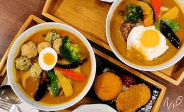 [台南中西區]ココカラCocokara CAFÉ&スープカレ。牛豬肉漢堡排湯咖哩/雙色肉丸子/起司南瓜可樂餅。來自北海道札幌湯咖哩專賣店