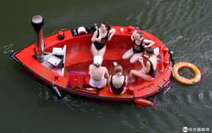 【東西一直弄丟的地球 24小時】03/02 在河上享受熱水浴