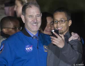 成名後屢遭污衊   14歲「鬧鐘男孩」捨美國搬去卡達念書