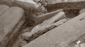 是誰安息於此？重建的巴黎聖母院意外挖掘14世紀人形石棺