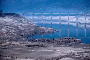 西班牙老城沒頂30年 因乾旱重登場 「鬼城觀光」現正夯！