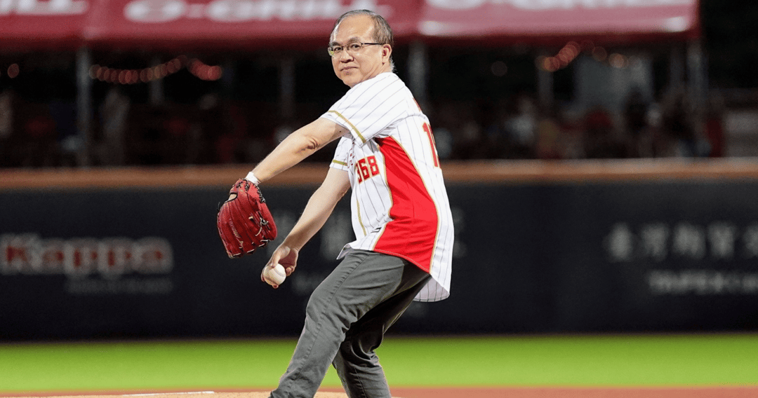 交通部次長開球