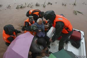 連日暴雨 四川土石流埋40人