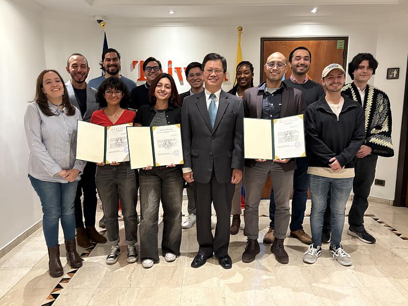 駐哥倫比亞代表處頒發台灣獎學金受獎證明予哥倫比亞學生