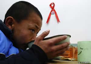 中國村民逼走8歲愛滋童  親爺爺也加入