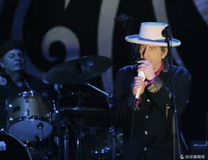 喻克國為納粹 美歌手遭起訴