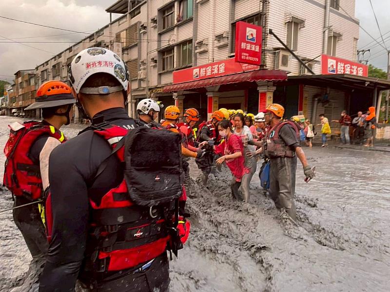 堰塞湖潰堤洪水湧溢 新北特搜緊急馳援