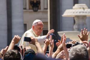 梵蒂岡首度宣布：允許神父為同性伴侶祝福，但仍堅守對婚姻的傳統教義