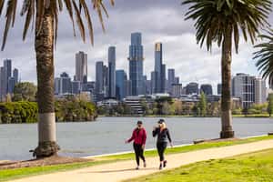 澳洲確診與死亡數上升 總理堅持共存 這波疫情會影響大選嗎？