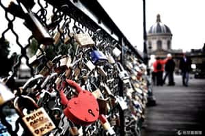 撐不起愛的重量   巴黎拆除藝術橋鎖頭