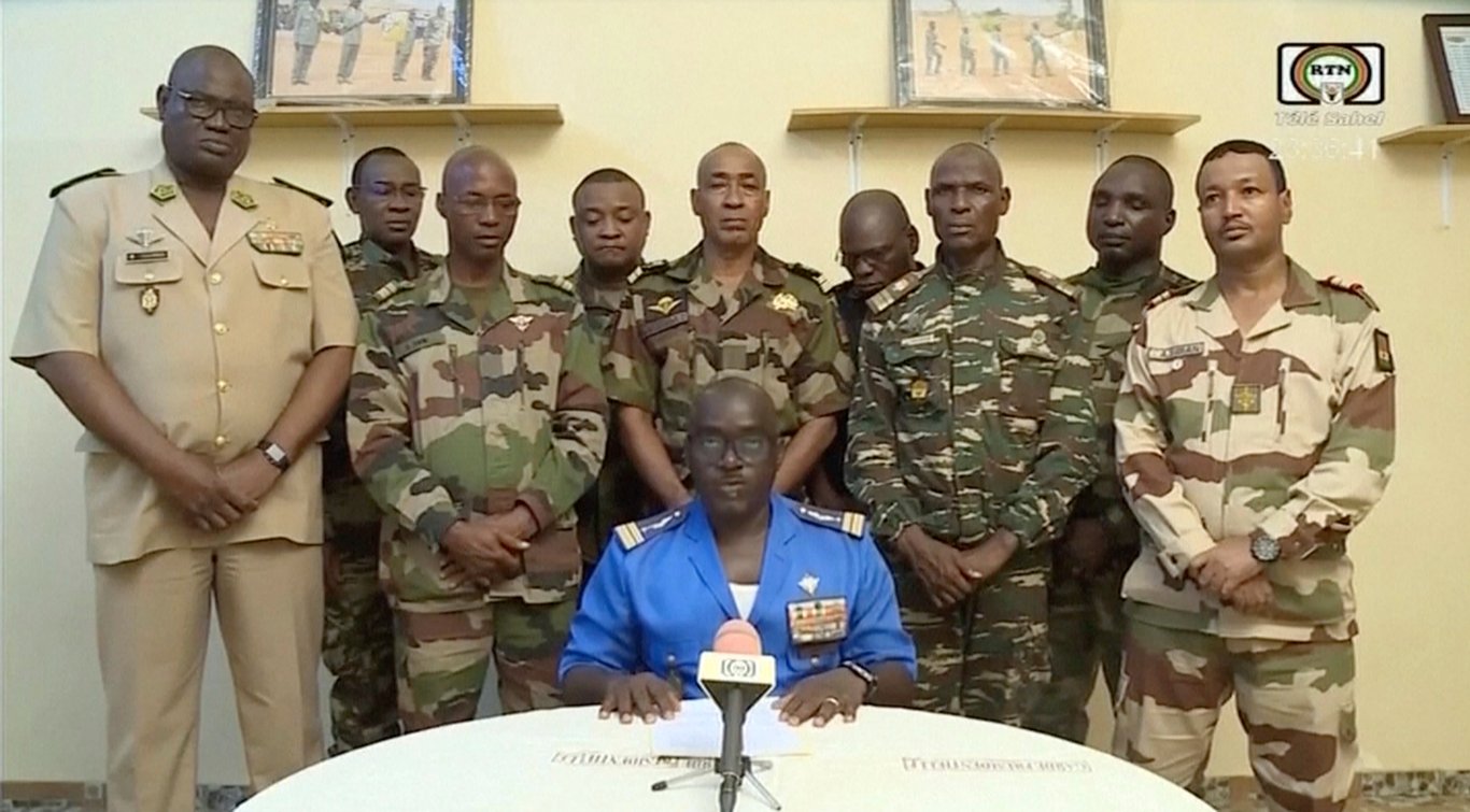 西非政變風雲再起　尼日軍方軟禁總統、封鎖國界