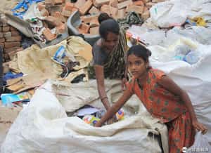 環保換教育 以塑膠垃圾代替學費的印度教育機構