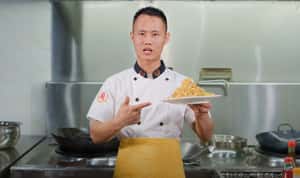 「蛋炒飯錯了嗎？」中國網紅王剛發布炒飯教學，遭控汙辱毛澤東之子