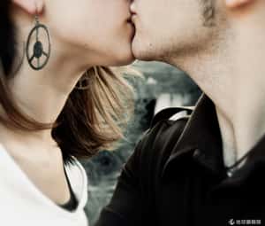 研究：接吻越激情交換越多細菌