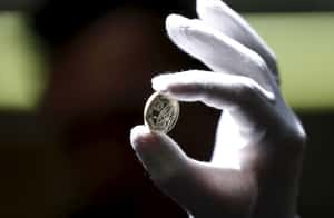 三隻腳變成四隻腳 英國紀念幣是出包還是別有用心？