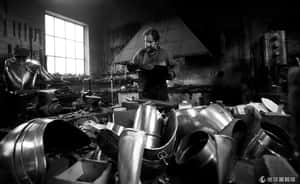 700年的手造工藝  奧國鐵匠鍛造梵諦岡衛士盔甲